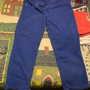 Blue capris Levi’s new condition, very comfortable.